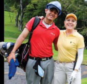 Mariela Guardia y su caddie Esteban Delgado.